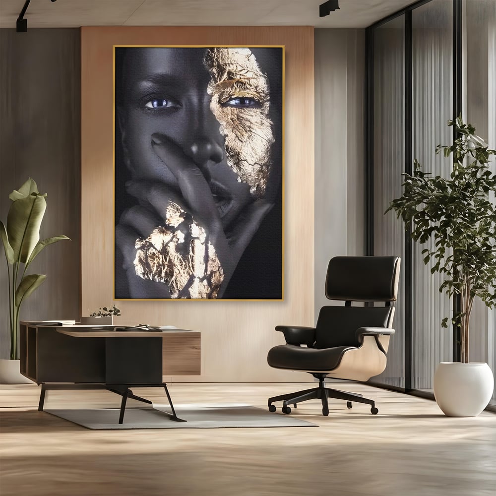 Tablou canvas cu tablou canvas cu portret de femeie, in rama de aluminiu auriu, pe perete intr-un birou